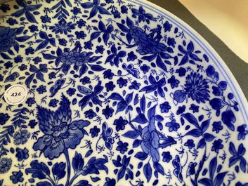 Un plat en porcelaine de Chine en bleu et blanc &agrave; d&eacute;cor floral, Kangxi